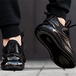 Кроссовки Nike Air Max 720 Black на ноге