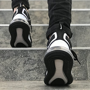 Женские кроссовки Nike Air Max 720 «Black White» фото