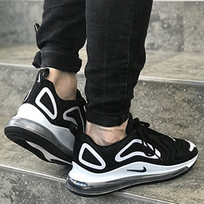 Женские кроссовки Nike Air Max 720 Black White на ноге